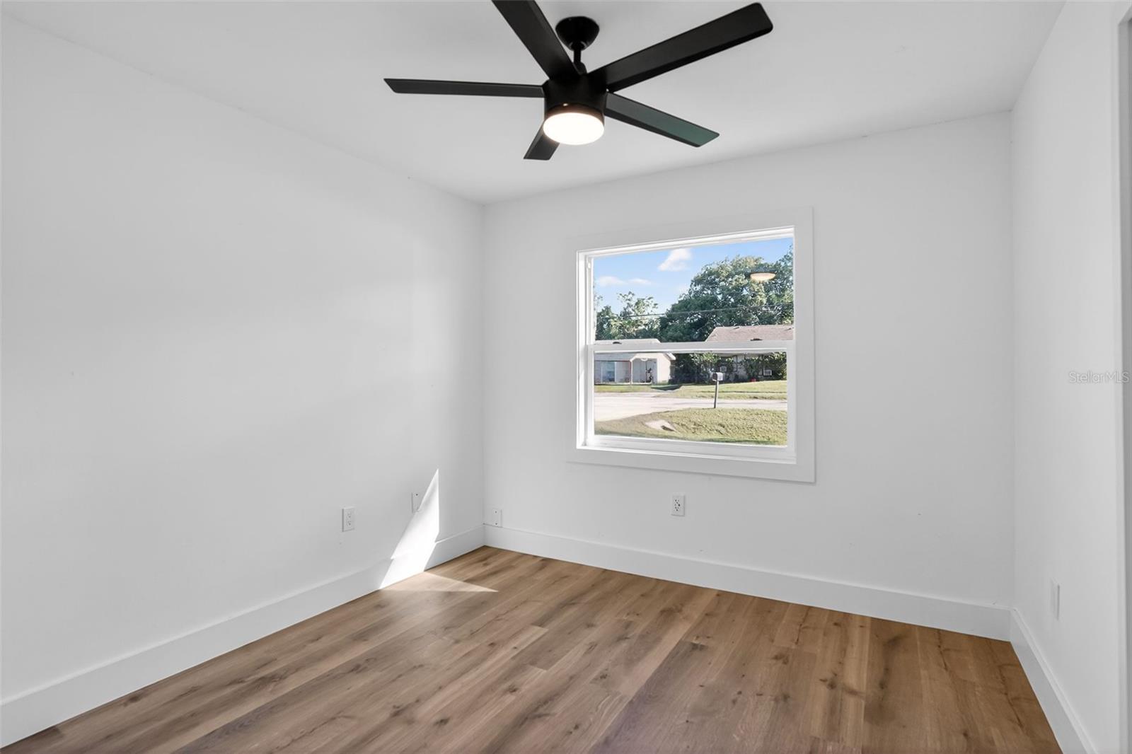 PALM LAKES ESTATES - Residential