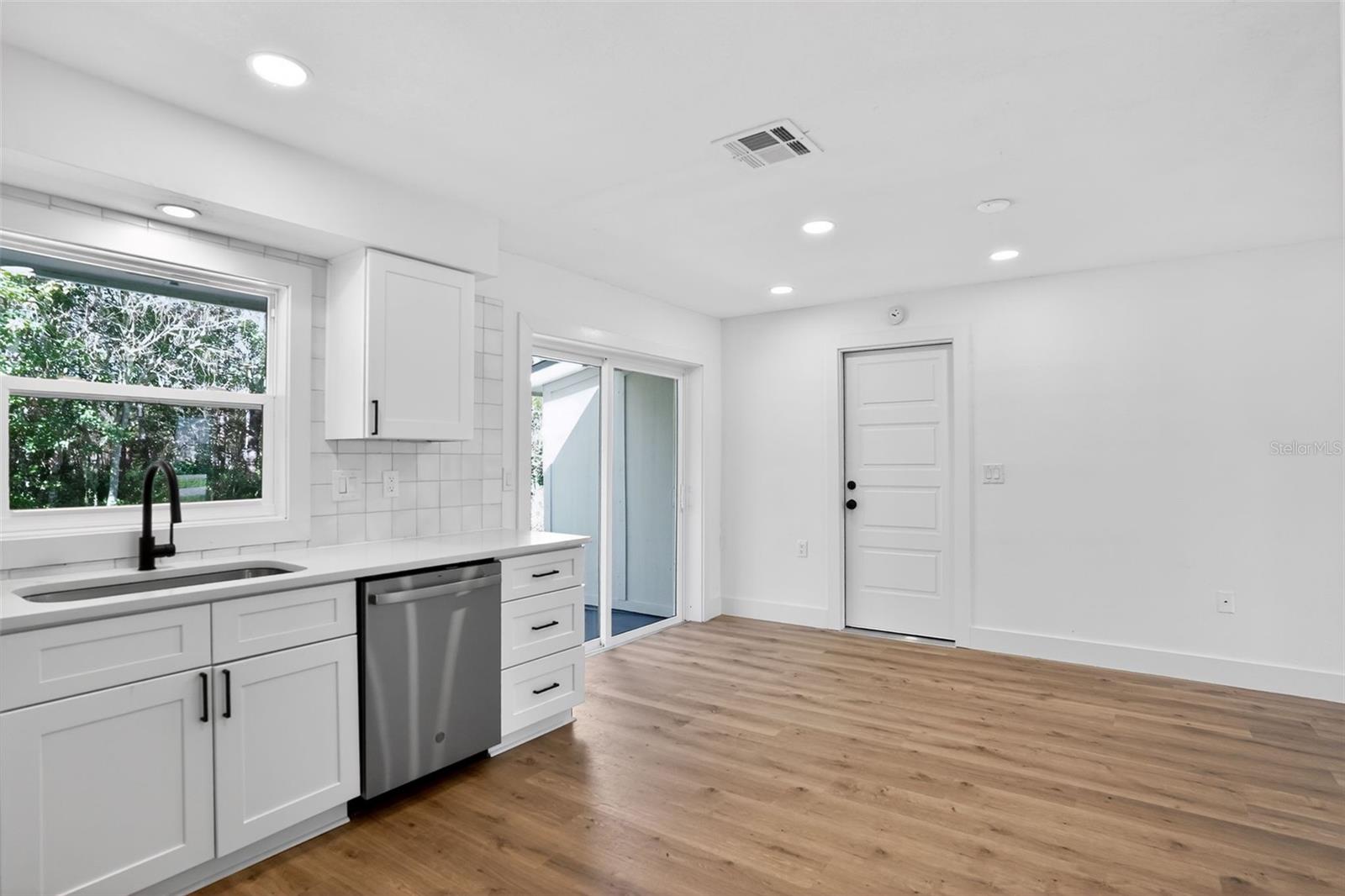 PALM LAKES ESTATES - Residential