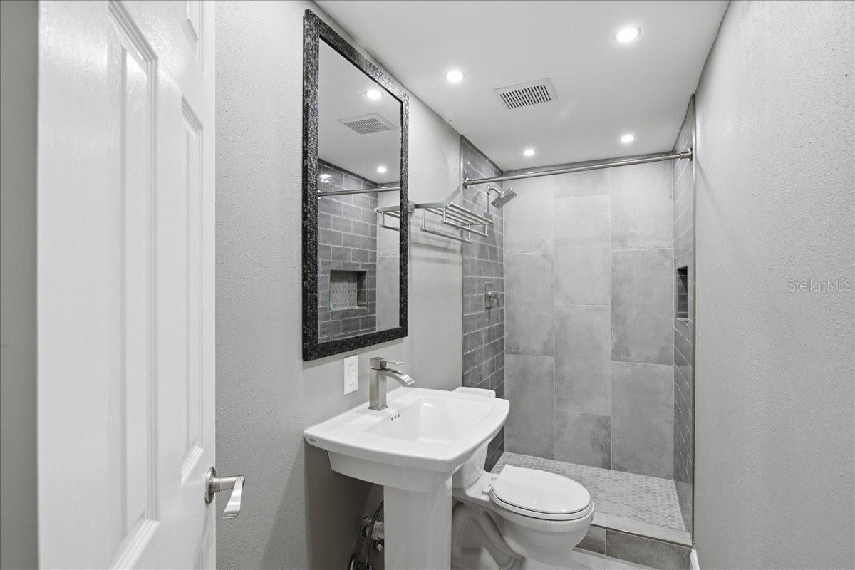 COLONIAL HILLS - Residential