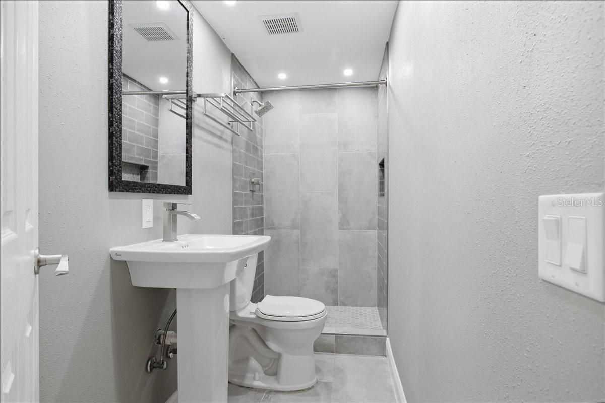 COLONIAL HILLS - Residential