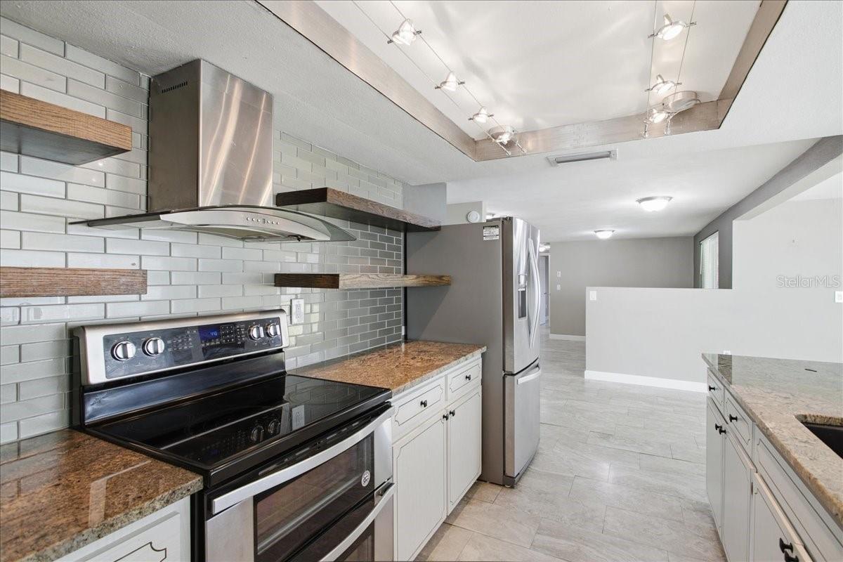 COLONIAL HILLS - Residential