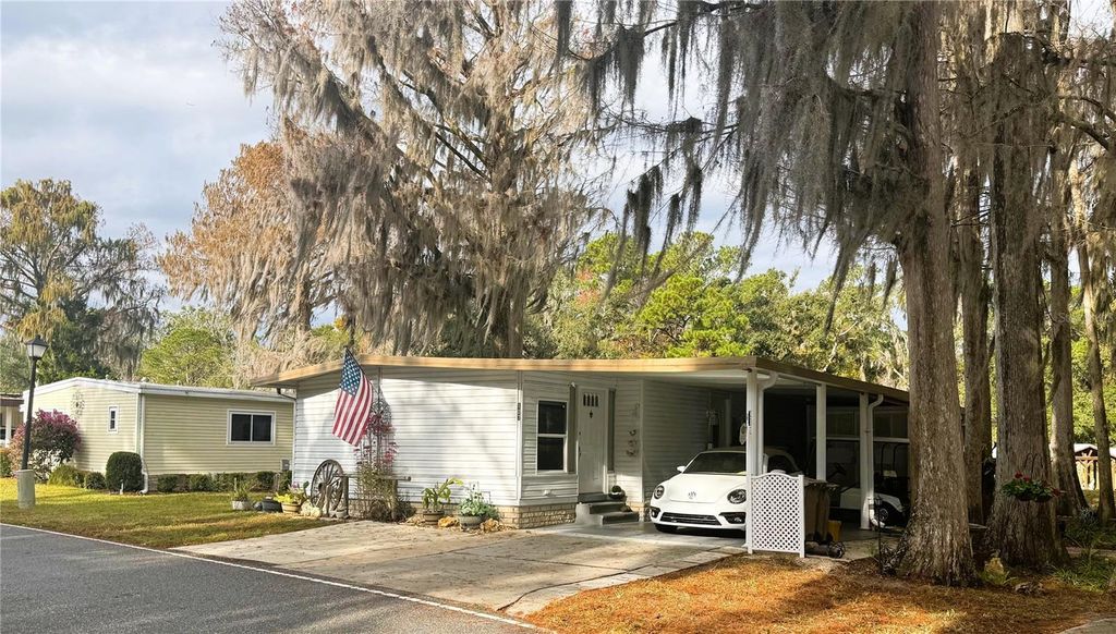 Photo of 107 Royal Palm Drive, Leesburg, FL 34748 (MLS # R4910551)