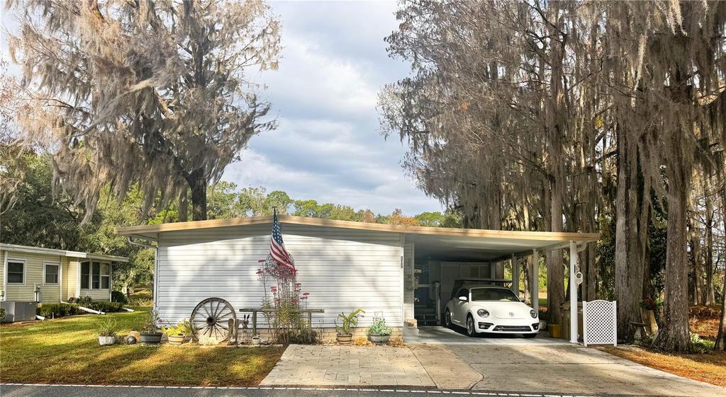 Photo of 107 Royal Palm Drive, Leesburg, FL 34748 (MLS # R4910551)