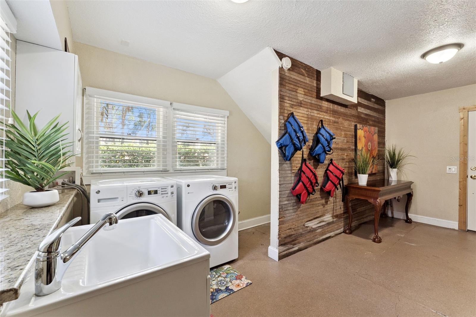 300 BETWEEN US 1 AND RIVER - Residential