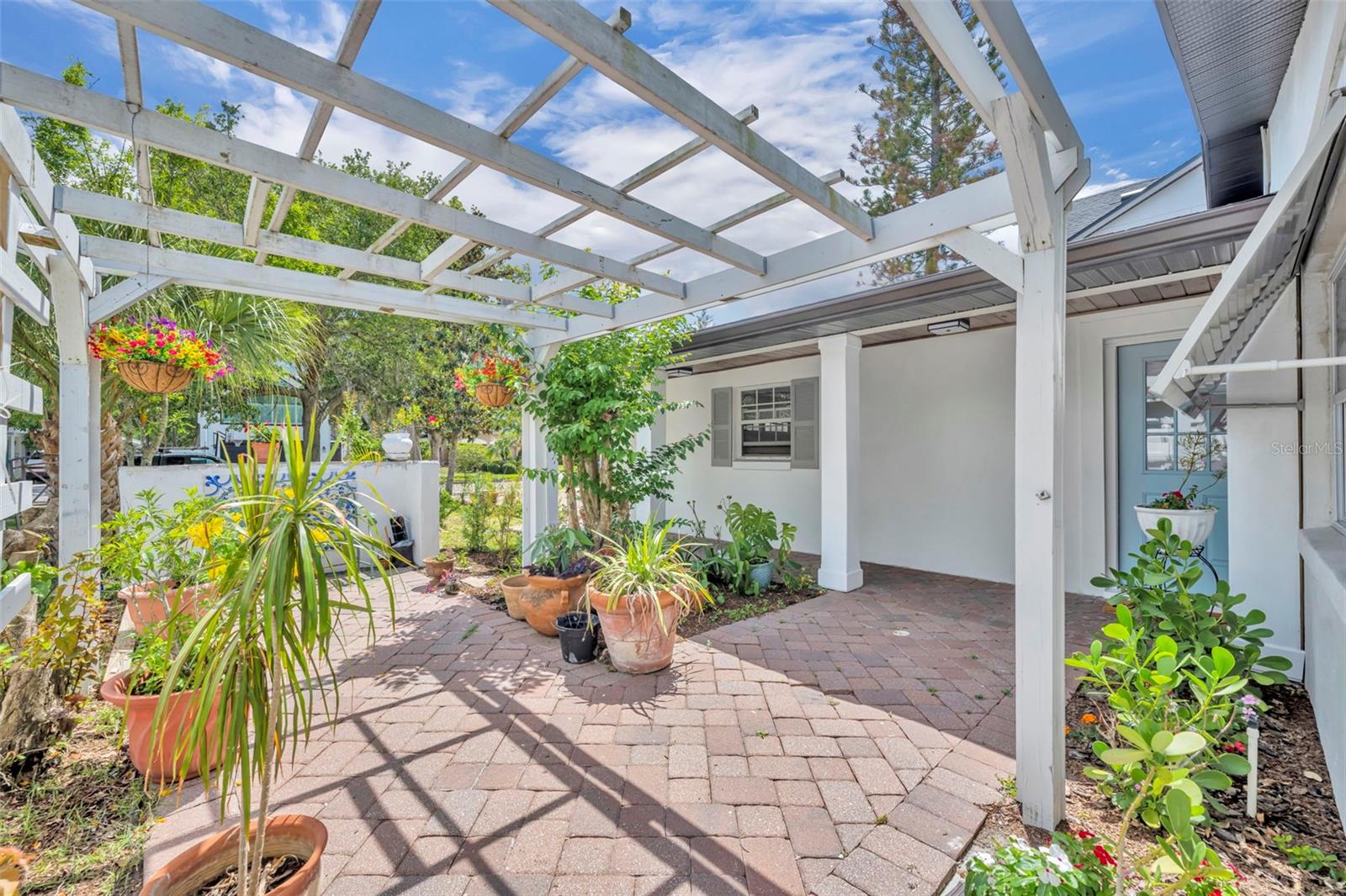 1611 CHESTNUT AVENUE