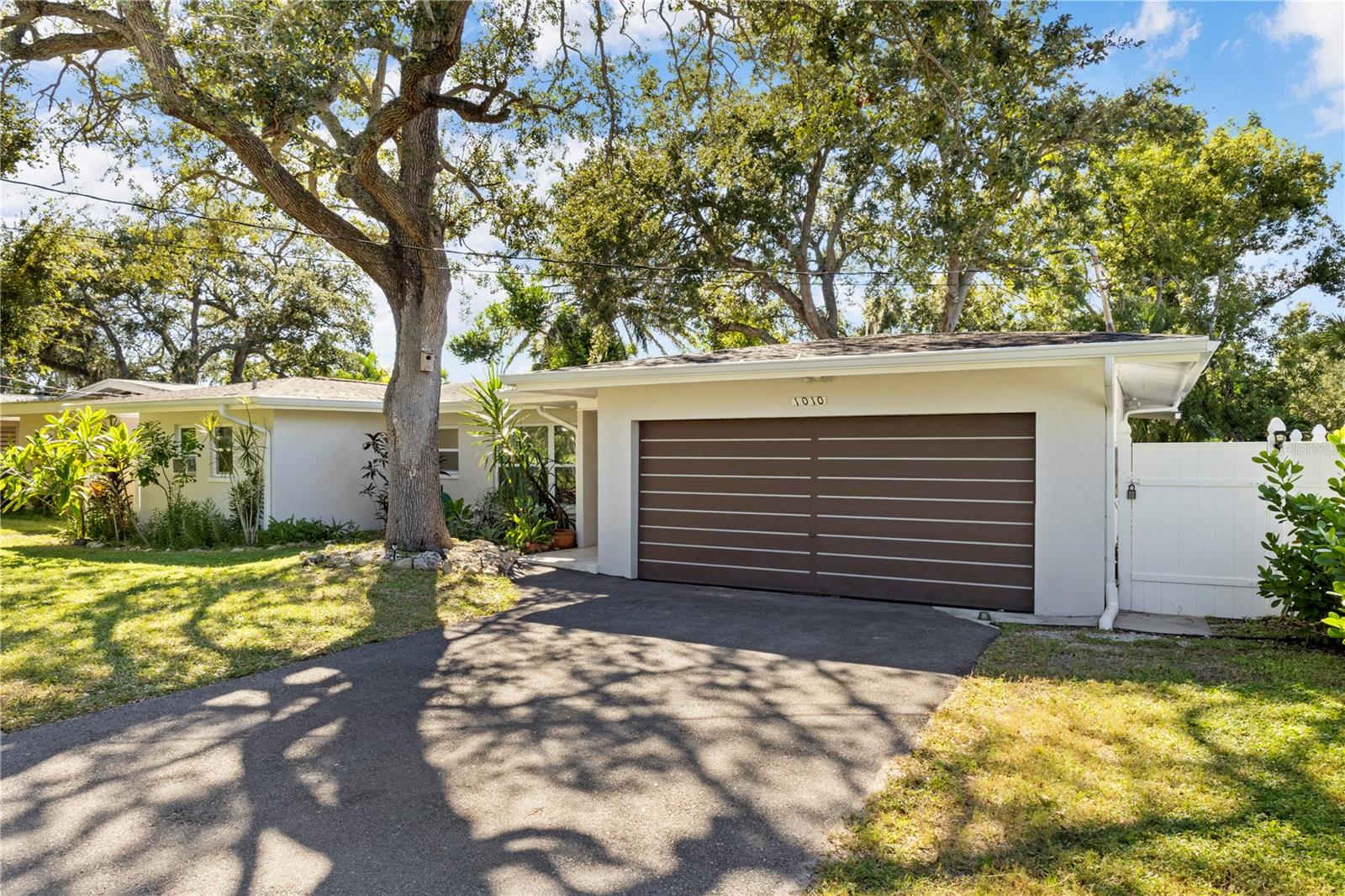 BAY BREEZE ESTATES - Residential Lease