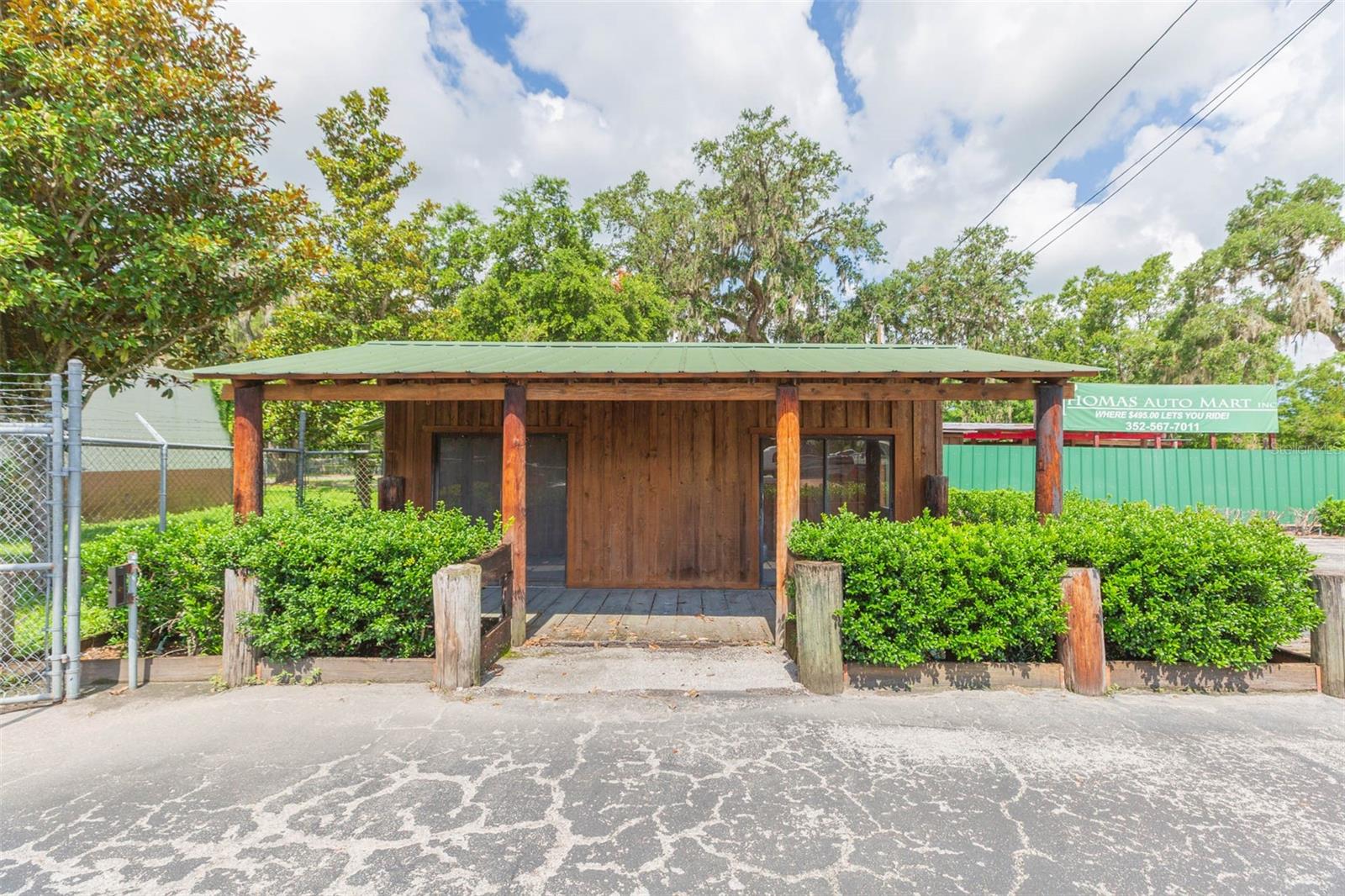 Main image without alt text