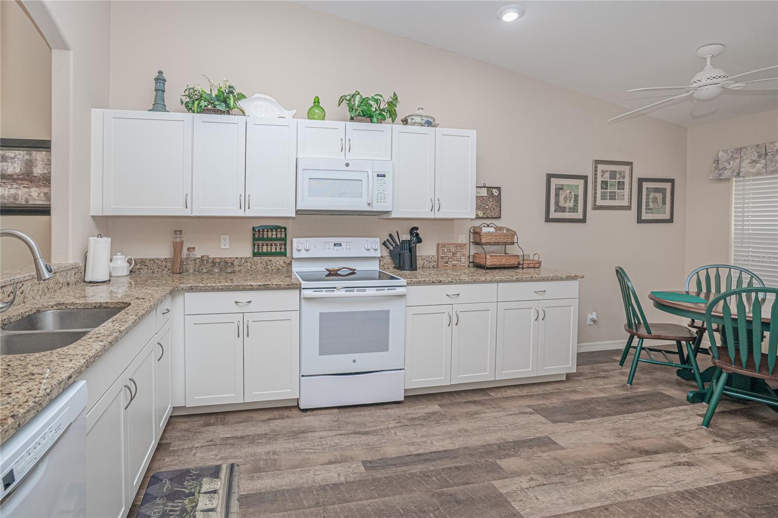 VILLAS BURNT STORE ISLES 01 - Residential