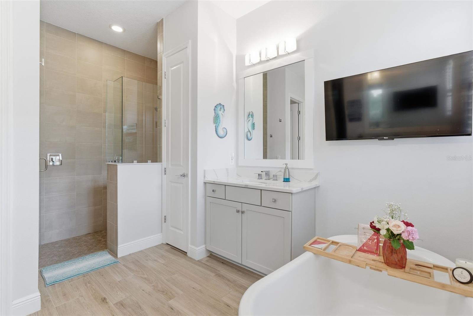 LAKEHOUSE COVE/WATERSIDE PH 1 - Residential