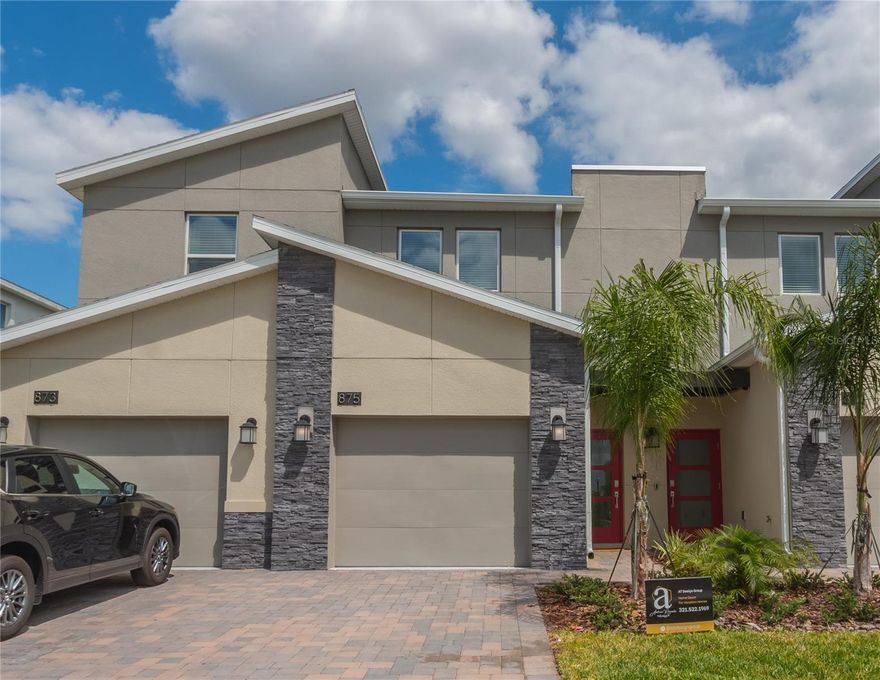 Beautiful residence located in the desirable ChampionsGate community, with 3 bedrooms and 2 full bathrooms. Fully furnished and ready to move in, this property is ideal for both permanent residence and short-term rental.

The house features an open-concept floor plan, integrating the living room and dining room, with direct access to a pleasant balcony, providing a comfortable and bright environment. The kitchen is fully equipped with complete appliances, wooden cabinets and an elegant quartz countertop, as well as an equipped laundry room. The property also has a garage for one car.

ChampionsGate is one of the most valued condominiums in the region, offering an excellent location, close to supermarkets, restaurants, main roads and Disney parks.

The condominium has complete resort-style infrastructure, with various water areas, a gym, a children's playground, a movie theater and games room, sports courts, walking paths and much more.

This residence is ideal for living in or investing. Don't miss this opportunity. Schedule your visit today!