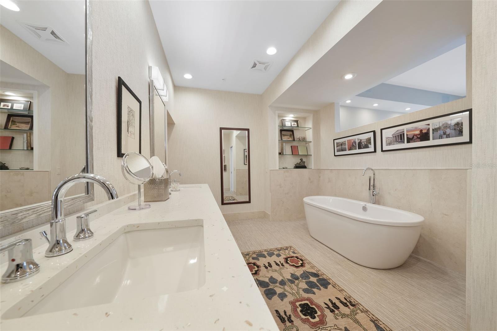 SALVADOR THE CONDO - Residential