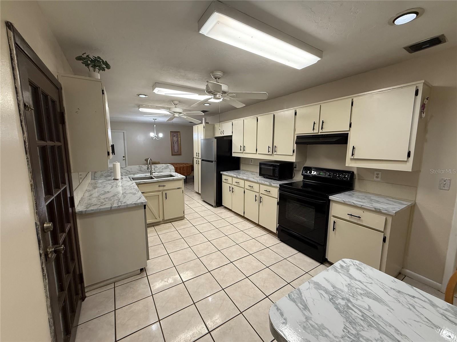 TWELVE OAKS VILLAGE UNIT 3 - Residential Lease