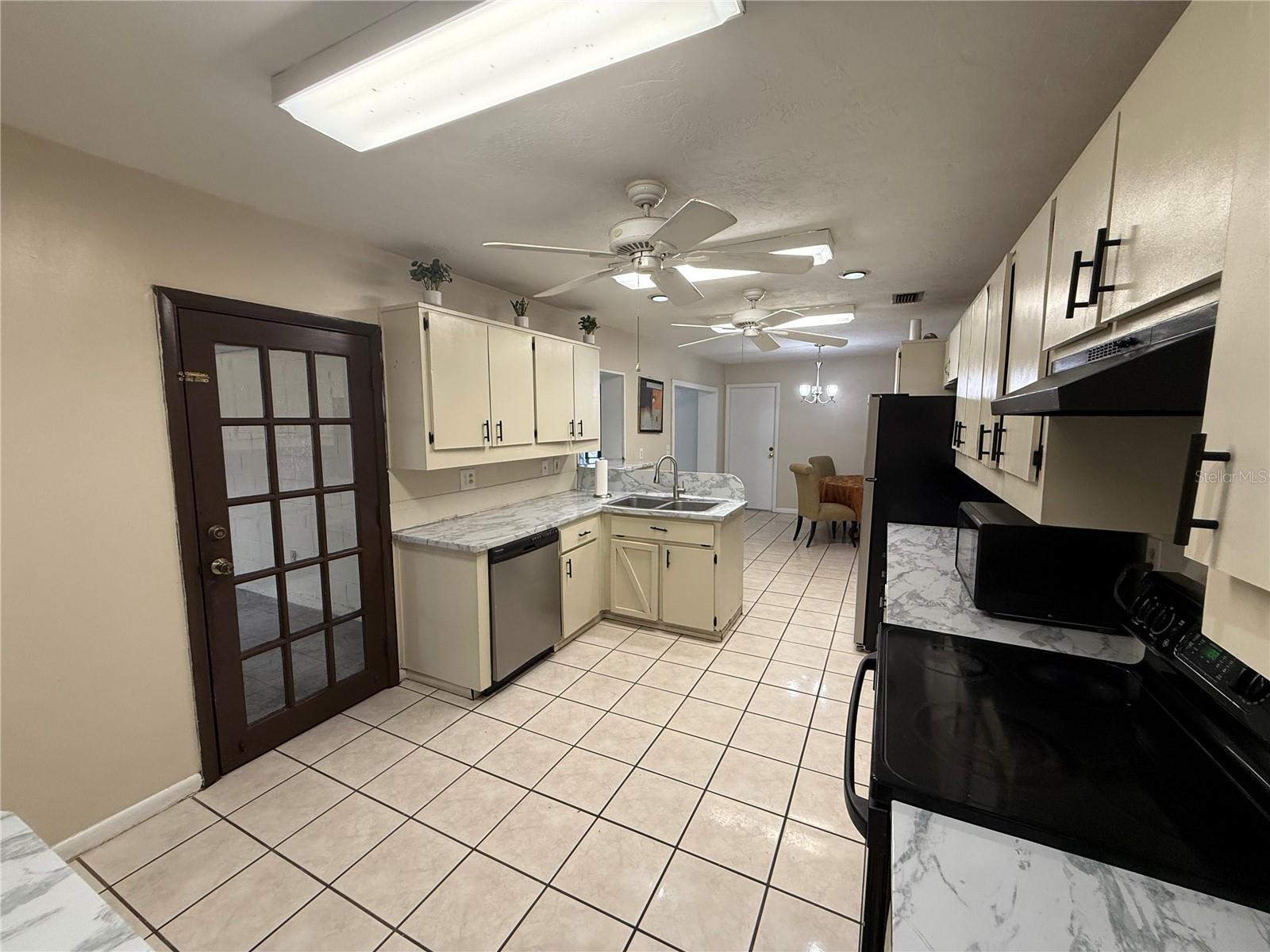 TWELVE OAKS VILLAGE UNIT 3 - Residential Lease