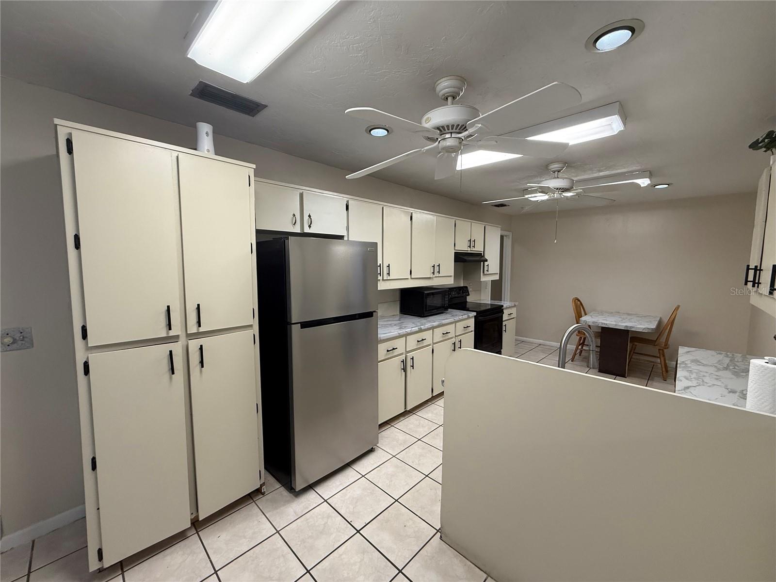 TWELVE OAKS VILLAGE UNIT 3 - Residential Lease