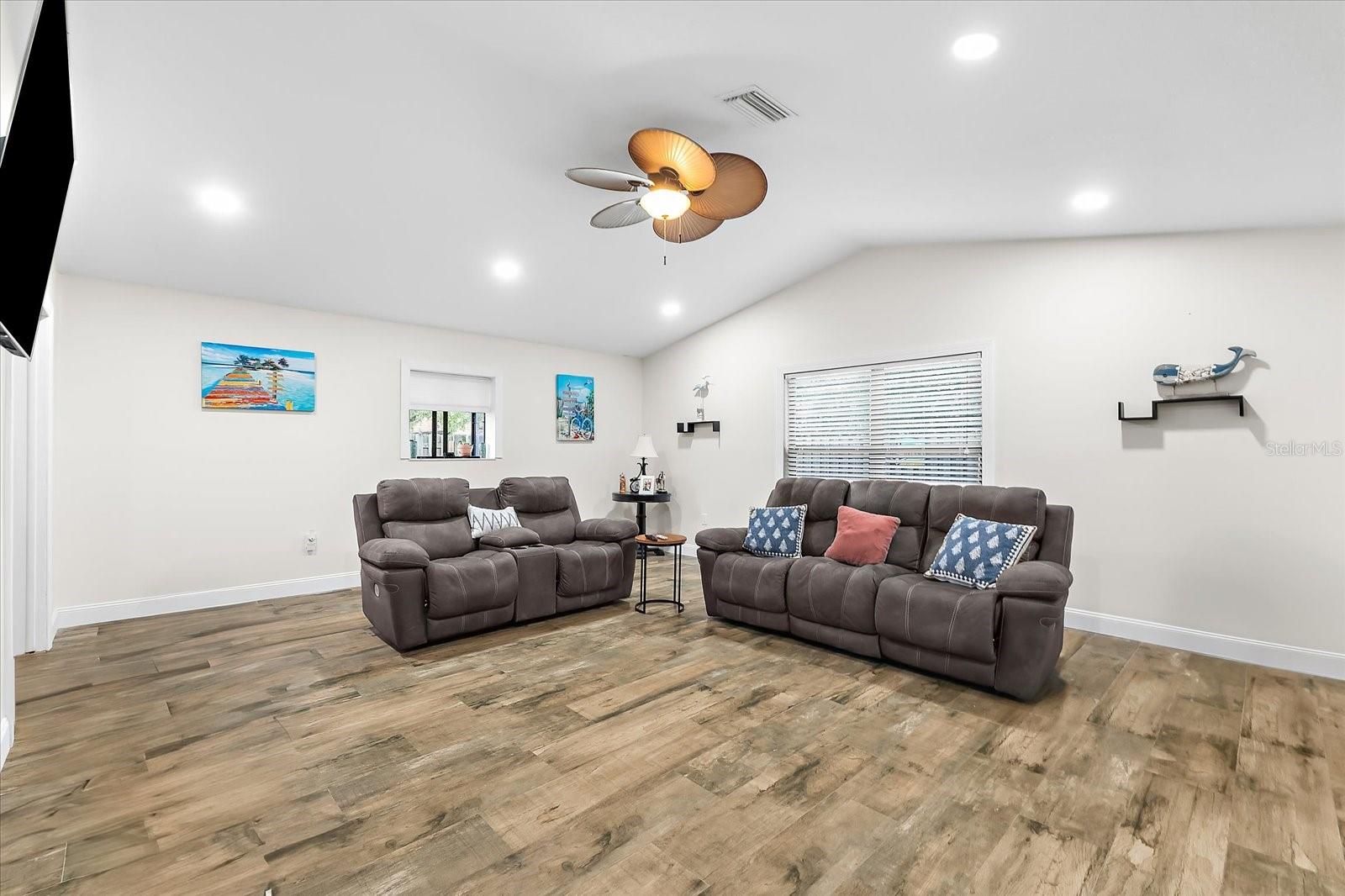 CENTRE LAKE - Residential