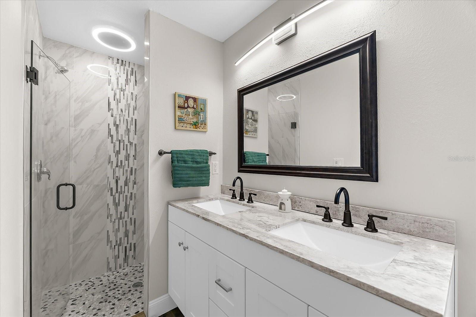 CENTRE LAKE - Residential