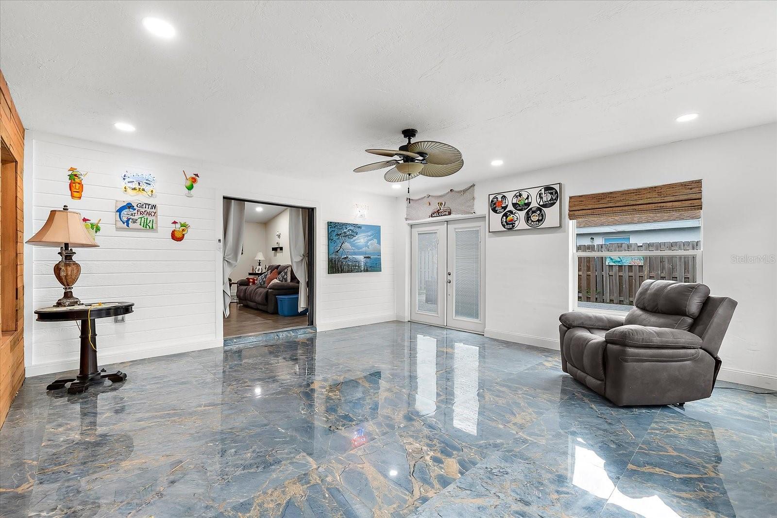 CENTRE LAKE - Residential