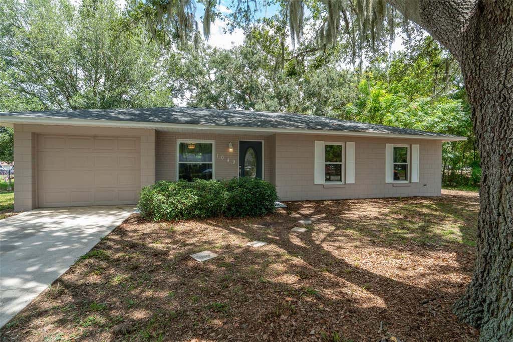 Photo of 1049 Birch Boulevard, Tavares, FL 32778 (MLS # G5116172)