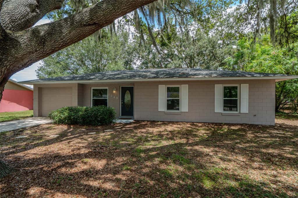Photo of 1049 Birch Boulevard, Tavares, FL 32778 (MLS # G5116172)