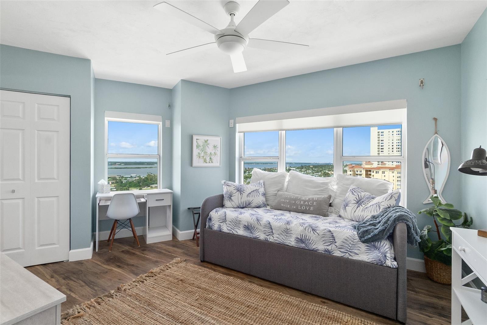 TOWERS 10 CONDO - Residential