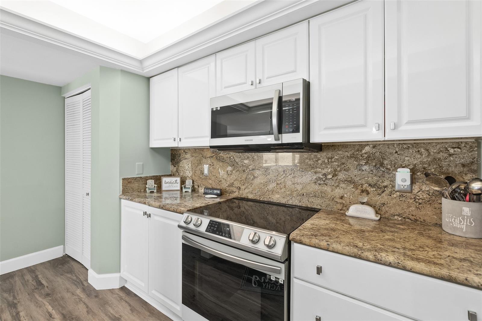 TOWERS 10 CONDO - Residential