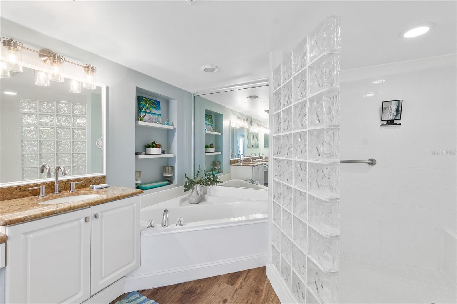 TOWERS 10 CONDO - Residential