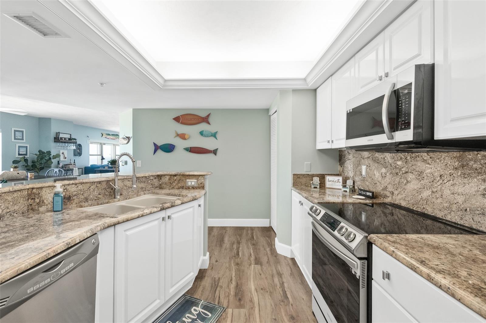 TOWERS 10 CONDO - Residential