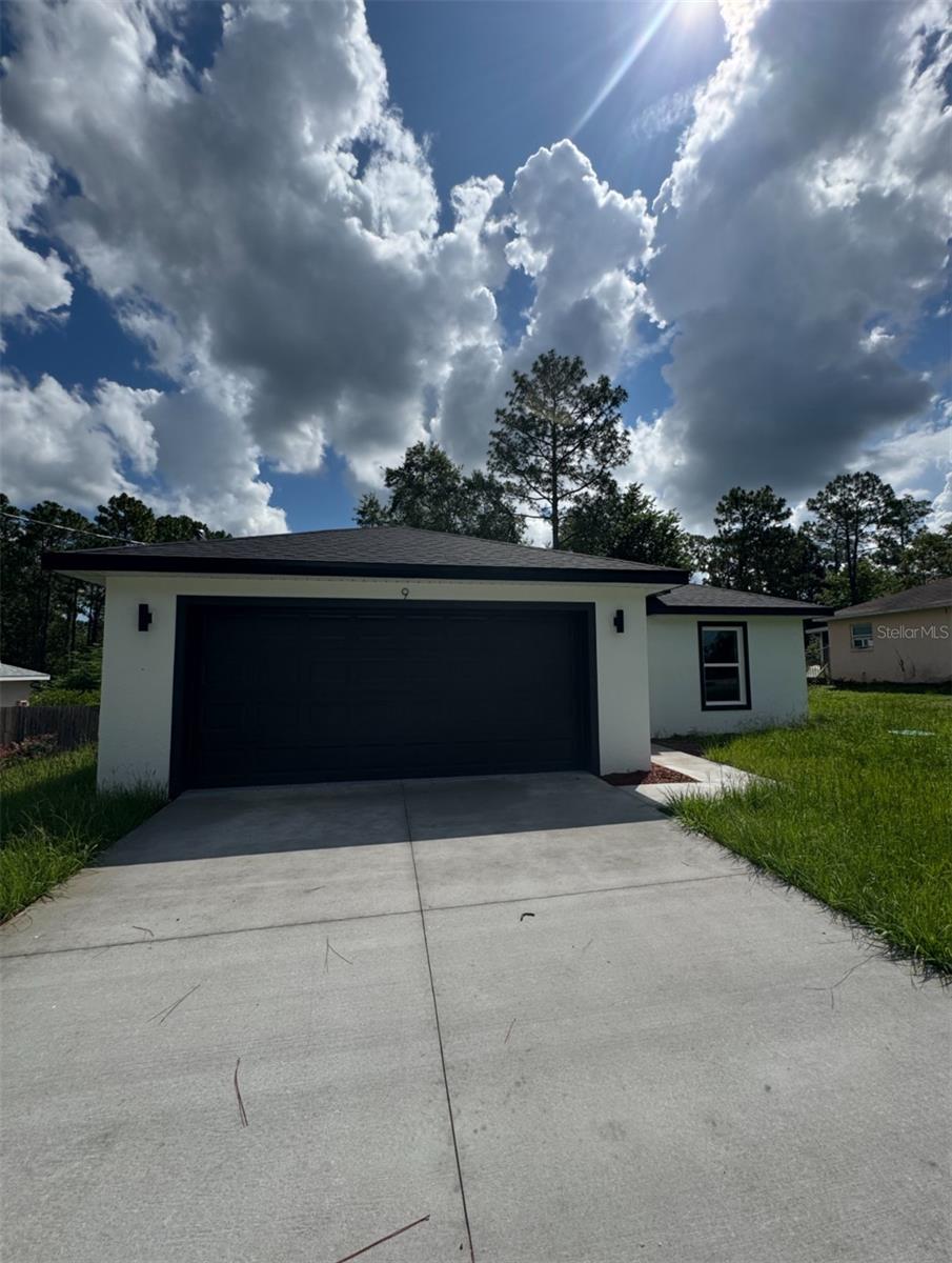Located in a quiet neighborhood, this 3-bedroom, 2-bathroom single-family home offers the perfect combination of comfort, style, and convenience. With an attractive split floorplan, this home ensures privacy while maintaining a spacious feel. The inviting layout is perfect for family gatherings, while the 2-car garage offers ample parking and storage space.
Just 5 minutes from grocery stores and shopping centers. Close to some of Ocala's best attractions. Enjoy the natural beauty of Silver Springs State Park just 15 minutes away. Historic Downtown Ocala 20 minutes away.
As the "Horse Capital of the World," Ocala offers a unique equestrian lifestyle, with nearby horse farms offering tours and events. Don't miss this fantastic opportunity. Schedule your visit today!