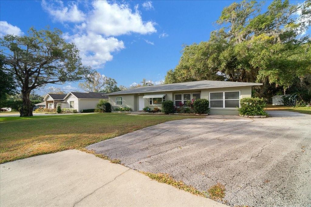 Photo of 2810 SE Lake Weir Avenue, Ocala, FL 34471 (MLS # OM714042)