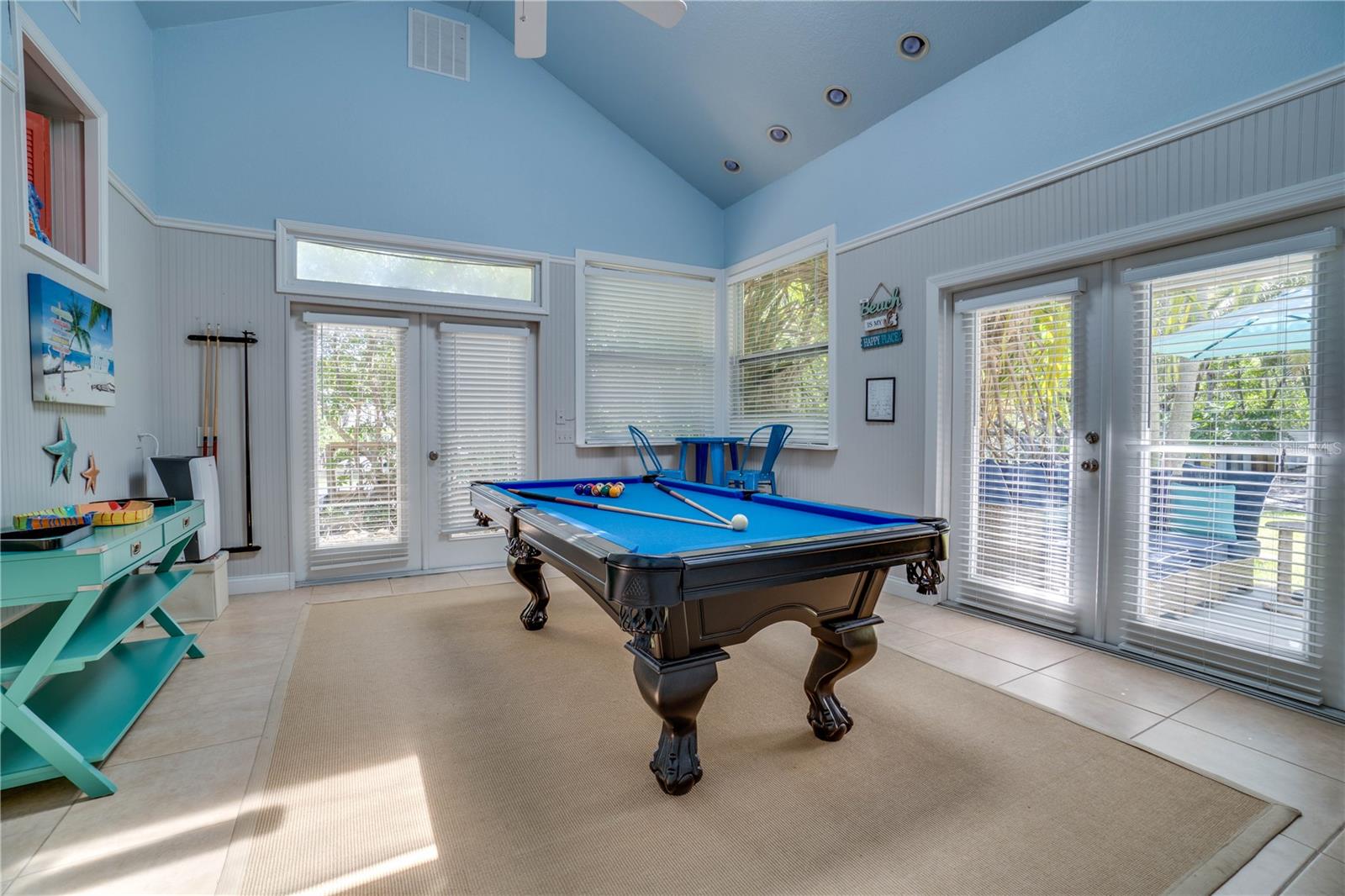 ISLAND CEDARS - Residential