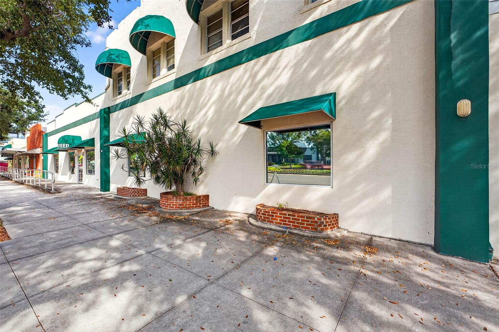 206 W BAY DRIVE