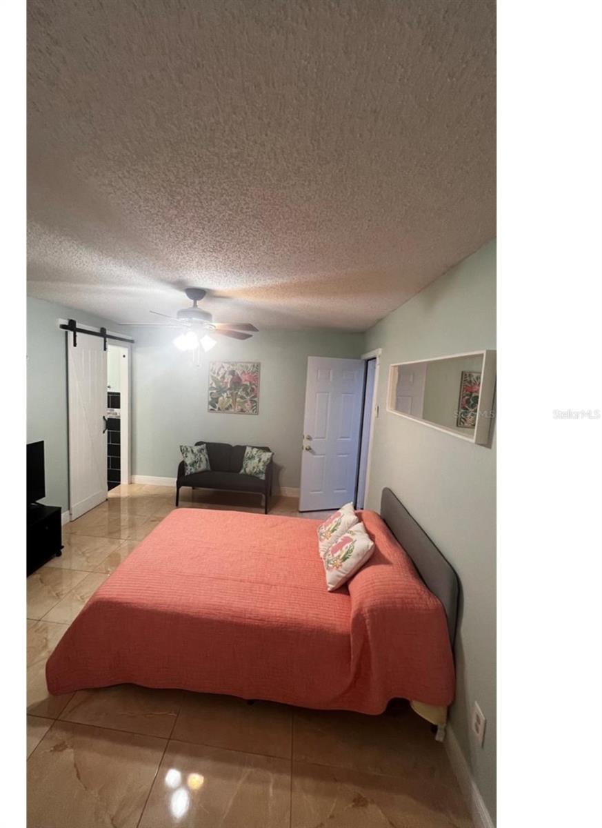 This cozy 1-bedroom, 1-bathroom room with a private entrance is fully furnished and ready to be your new home. It features a fully equipped kitchen with modern appliances and a small seating area at the front. The bedroom offers a comfortable bed for a restful sleep. Conveniently located near popular attractions and just minutes away from major highways, this rental property is the perfect base for your stay in Florida. Utilities such as water, electricity, and internet are included in the rent. Contact us today—this rental won't be available on the market for long.