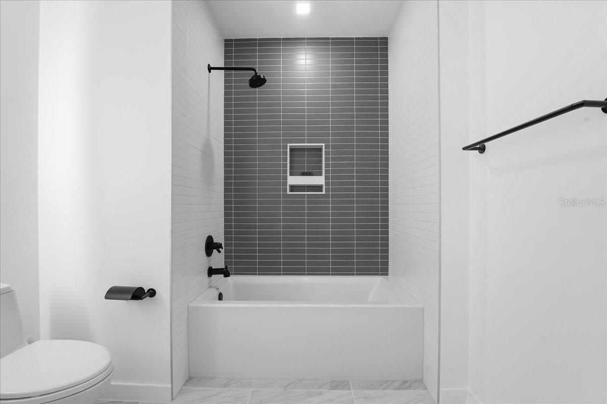 REFLECTION CONDO - Residential