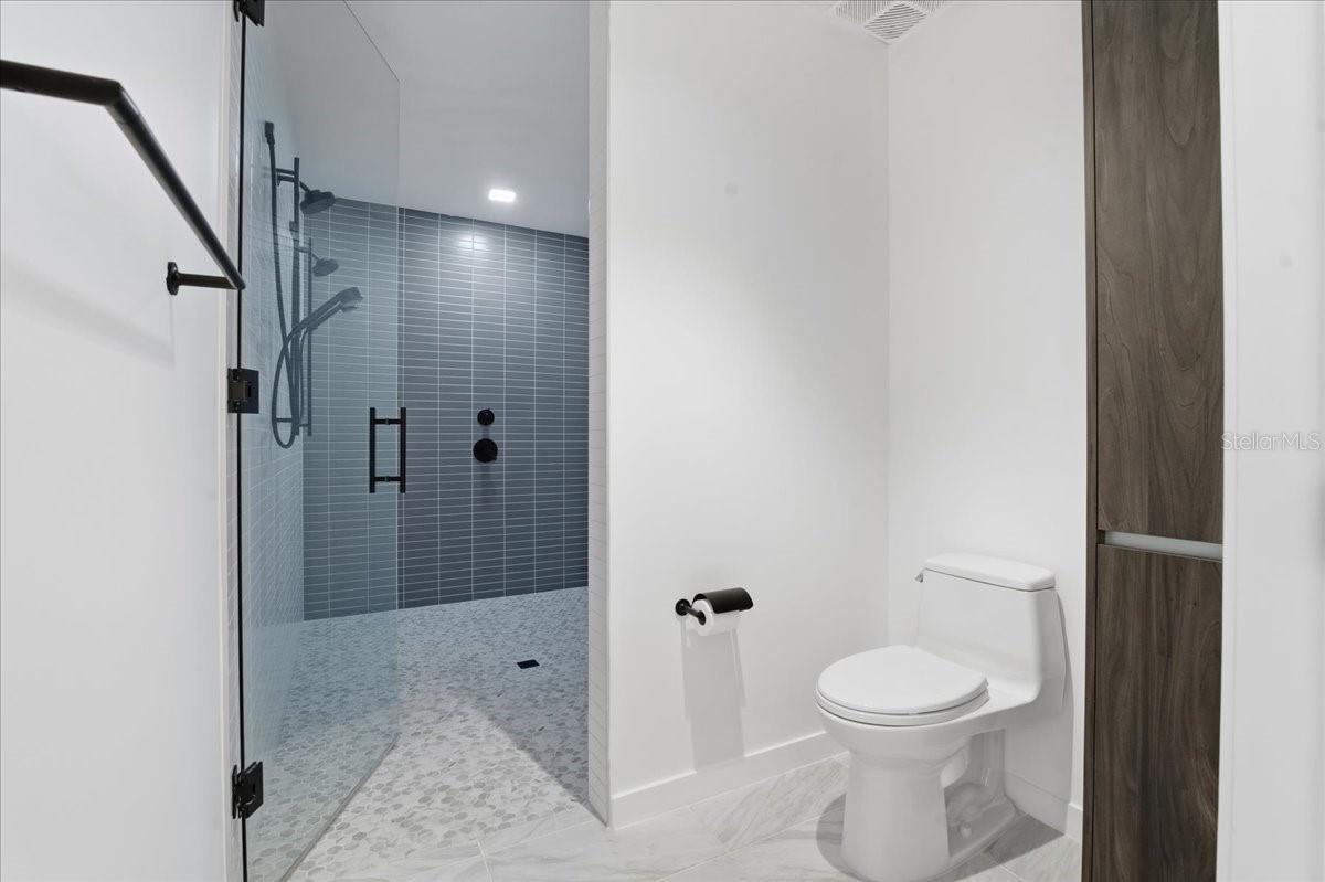 REFLECTION CONDO - Residential