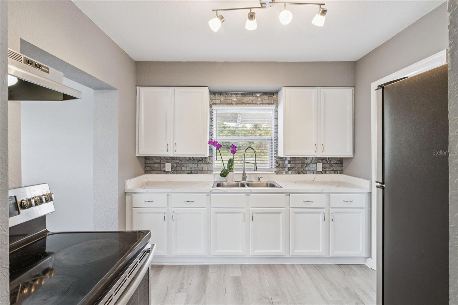SUN RAY HOMES 01 - Residential