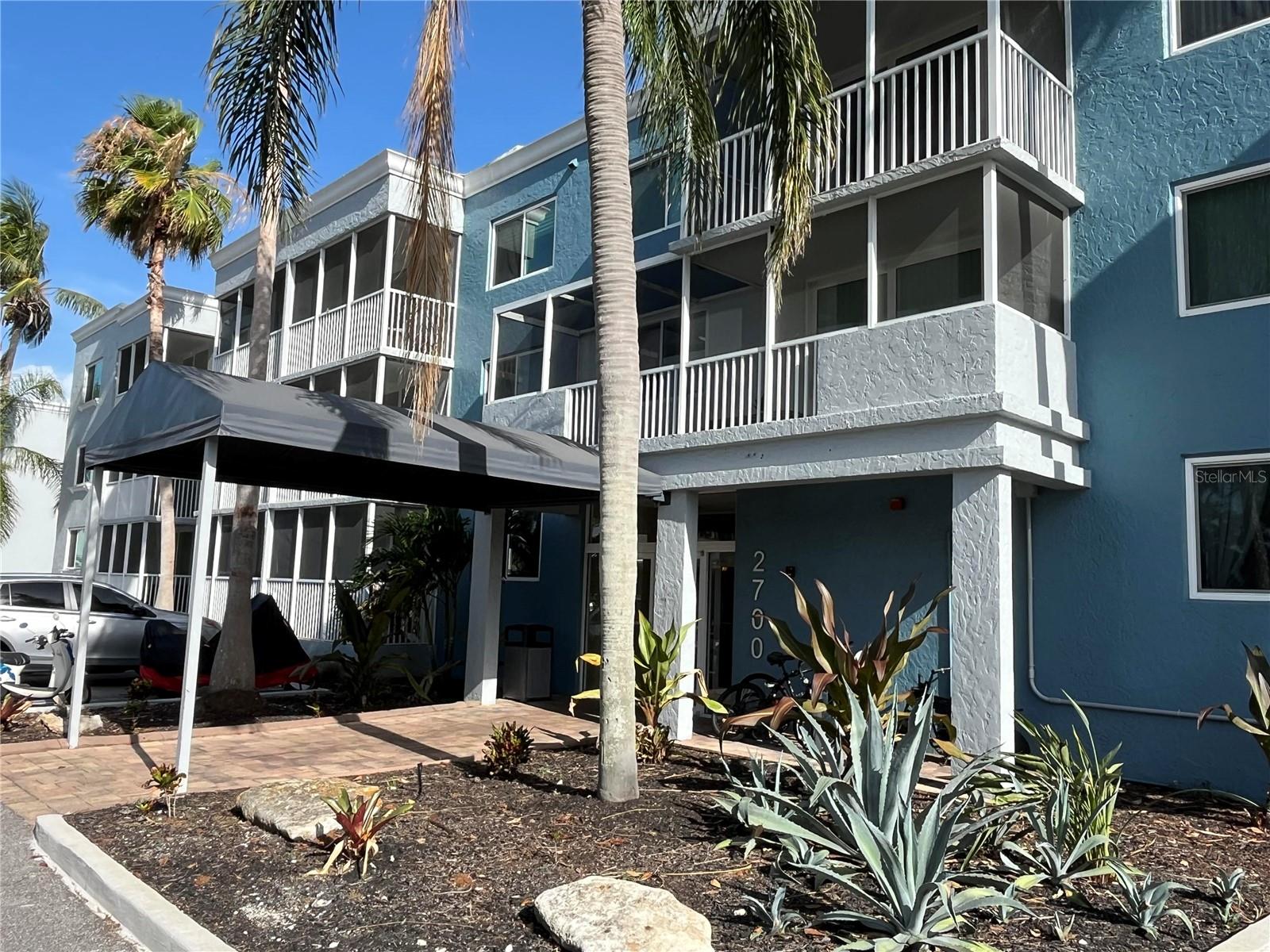 Beautiful and private 1/1 condo near downtown Sarasota, close to beaches and all services. Openkitchen unit with tile floor in the living room and hardwood floor in the bedroom. Split bedroom andbathroom closets.Complex is gated and features free Wi-Fi and free EV charging for residents. Resort-style amenitiesinclude a huge pool, well-equipped gym, playground, picnic area, elevators, tennis courts, dog park,sauna, theater, business center, function, conference, and game rooms.All units have new energy-efficient and noise isolating windows and sliding doors.Call for move-in specials!