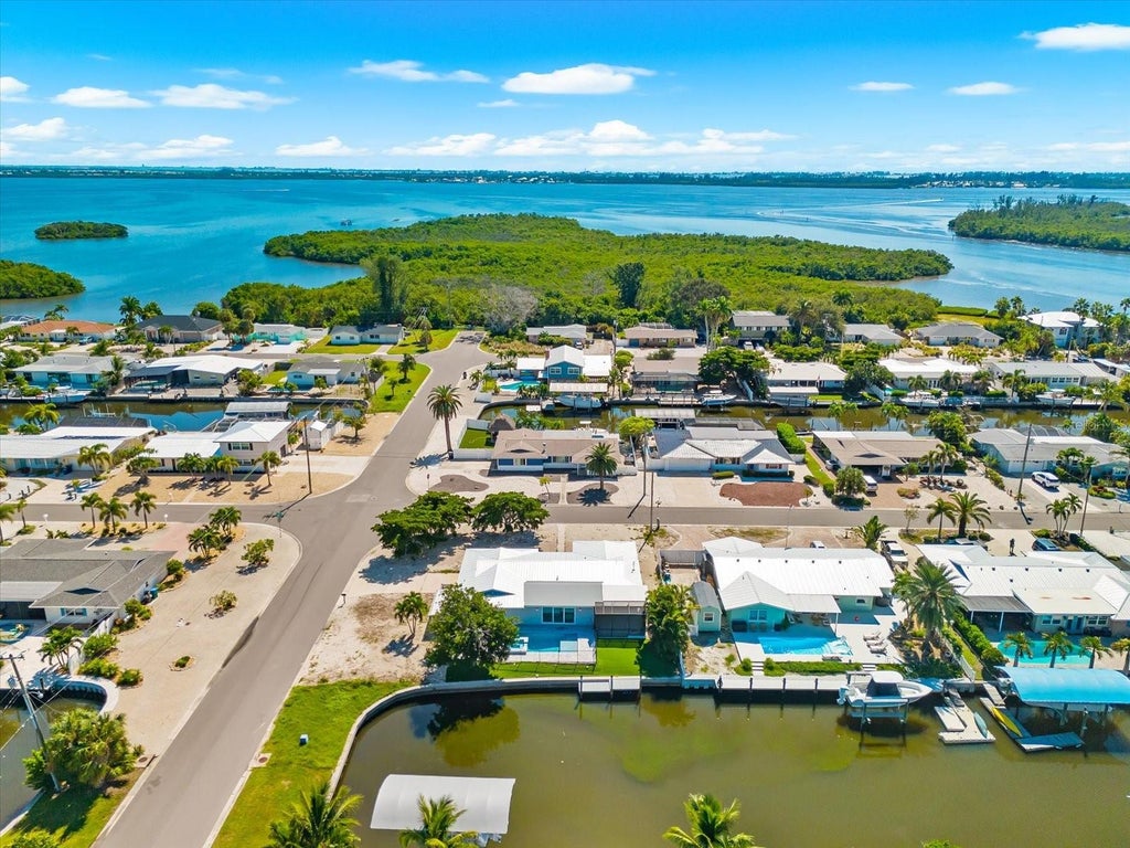 Photo of 10304 Kingfisher Road W, Bradenton, FL 34209 (MLS # A4709414)