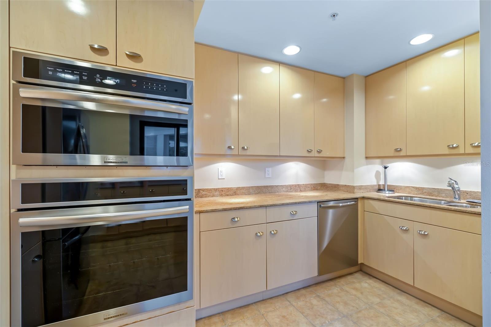 PLAZA AT 05 POINTS RESIDENCES - Residential