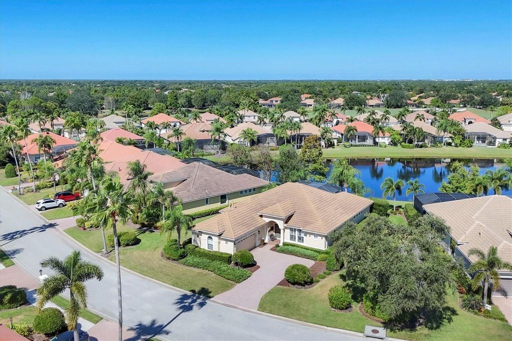 Lakewood Ranch Homes and Condos for Sale 10 Photo of 13861 Siena Loop, Lakewood Ranch, FL 34202 (MLS # A4668432)