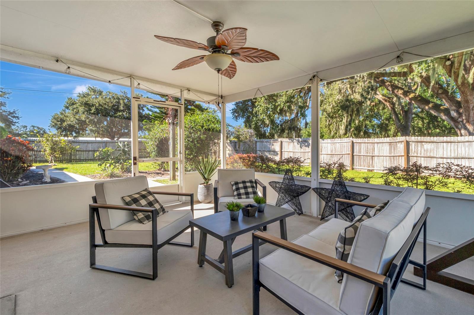 VALENCIA SHORES - Residential