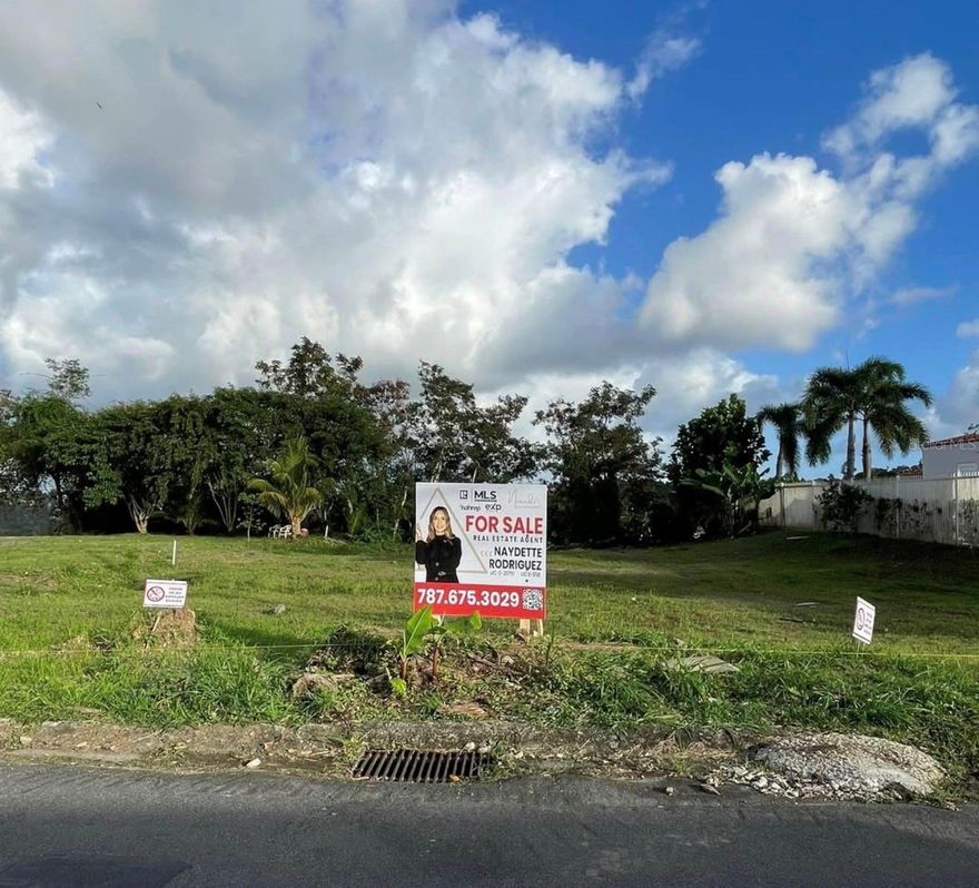 Excellent opportunity to acquire a lot in Bo. Piedras Blancas / Los Frailes, Guaynabo. Clear title property, ideal for building a primary residence or investment project. Conveniently located with direct access to a main road in a highly desirable area. Minutes from San Patricio Plaza, Guaynabo Performing Arts Center, major highways, and approximately 18 minutes from Luis Muñoz Marín International Airport. Great potential with a pleasant surrounding setting. Proof of funds or pre-qualification letter required with financed offers.