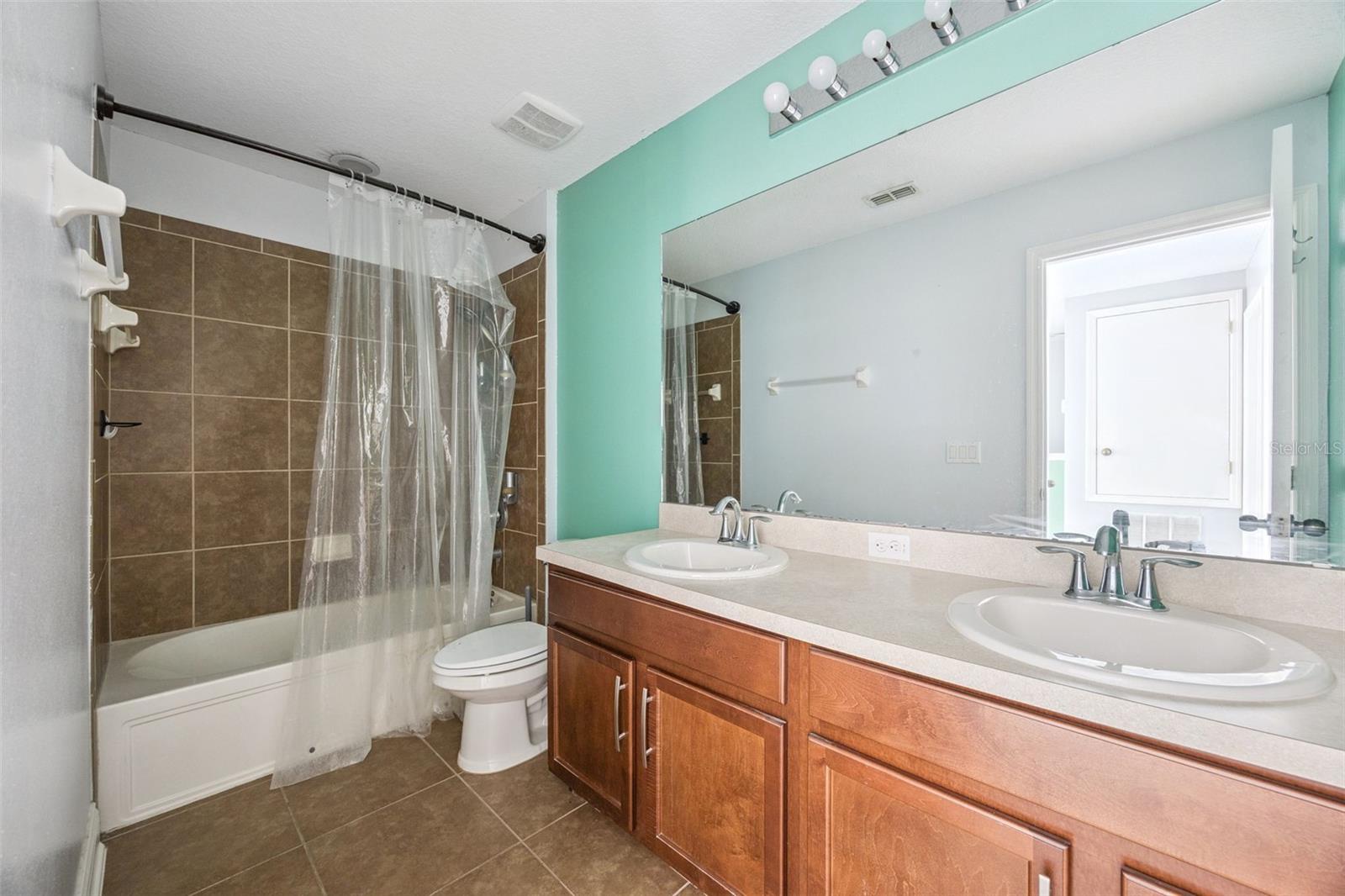 RIVERVIEW TWNHMS PH II - Residential