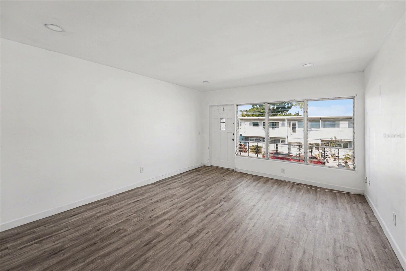 CLEARVIEW OAKS UNIT 6 CONDO BLDG Z 23A, APT 1042 - Residential