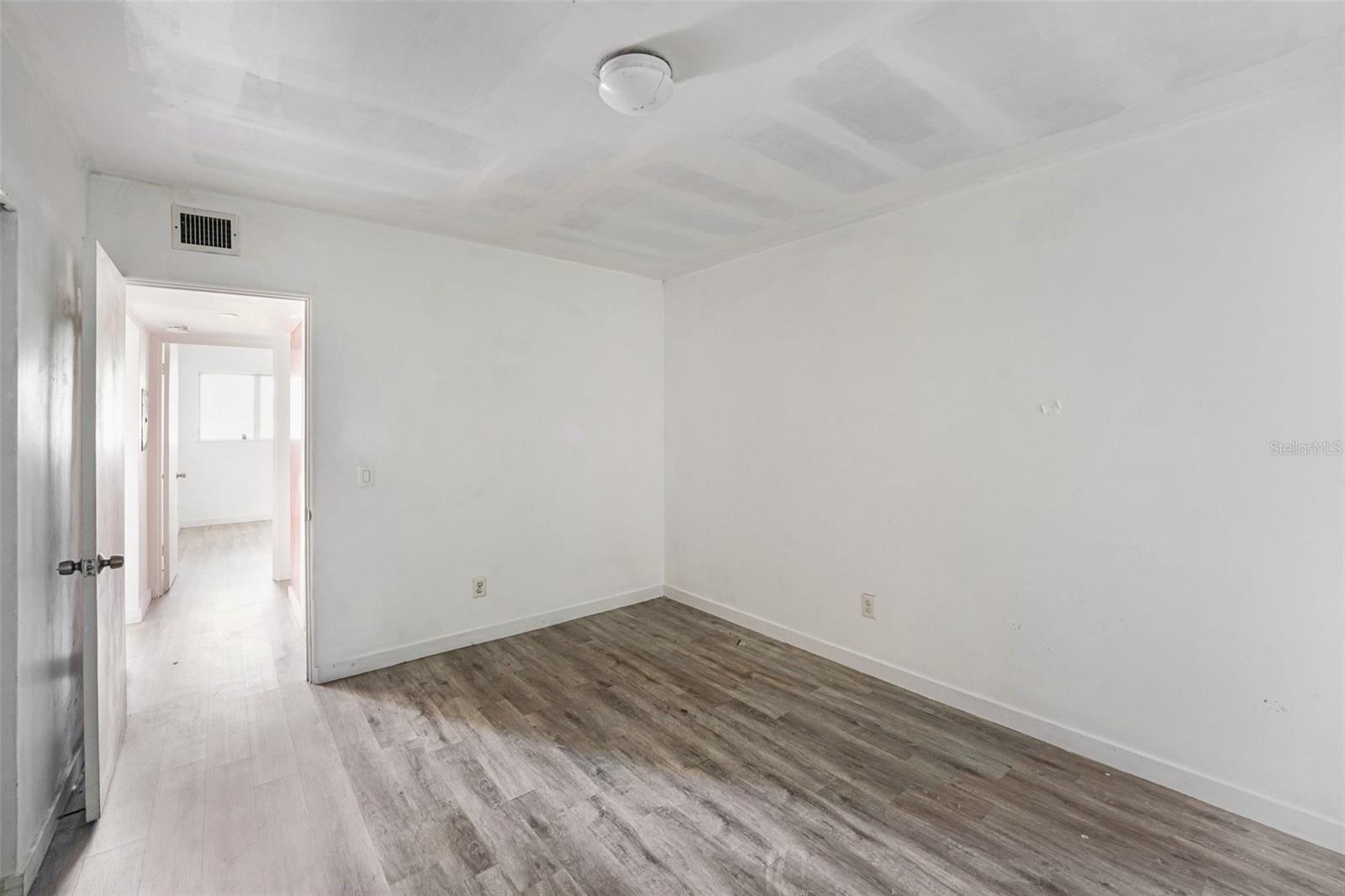 CLEARVIEW OAKS UNIT 6 CONDO BLDG Z 23A, APT 1042 - Residential