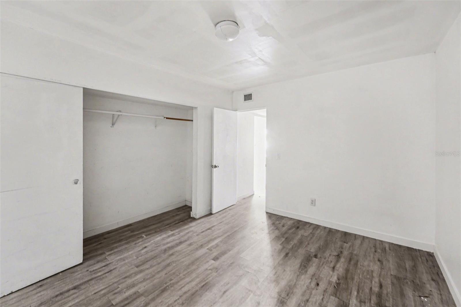 CLEARVIEW OAKS UNIT 6 CONDO BLDG Z 23A, APT 1042 - Residential