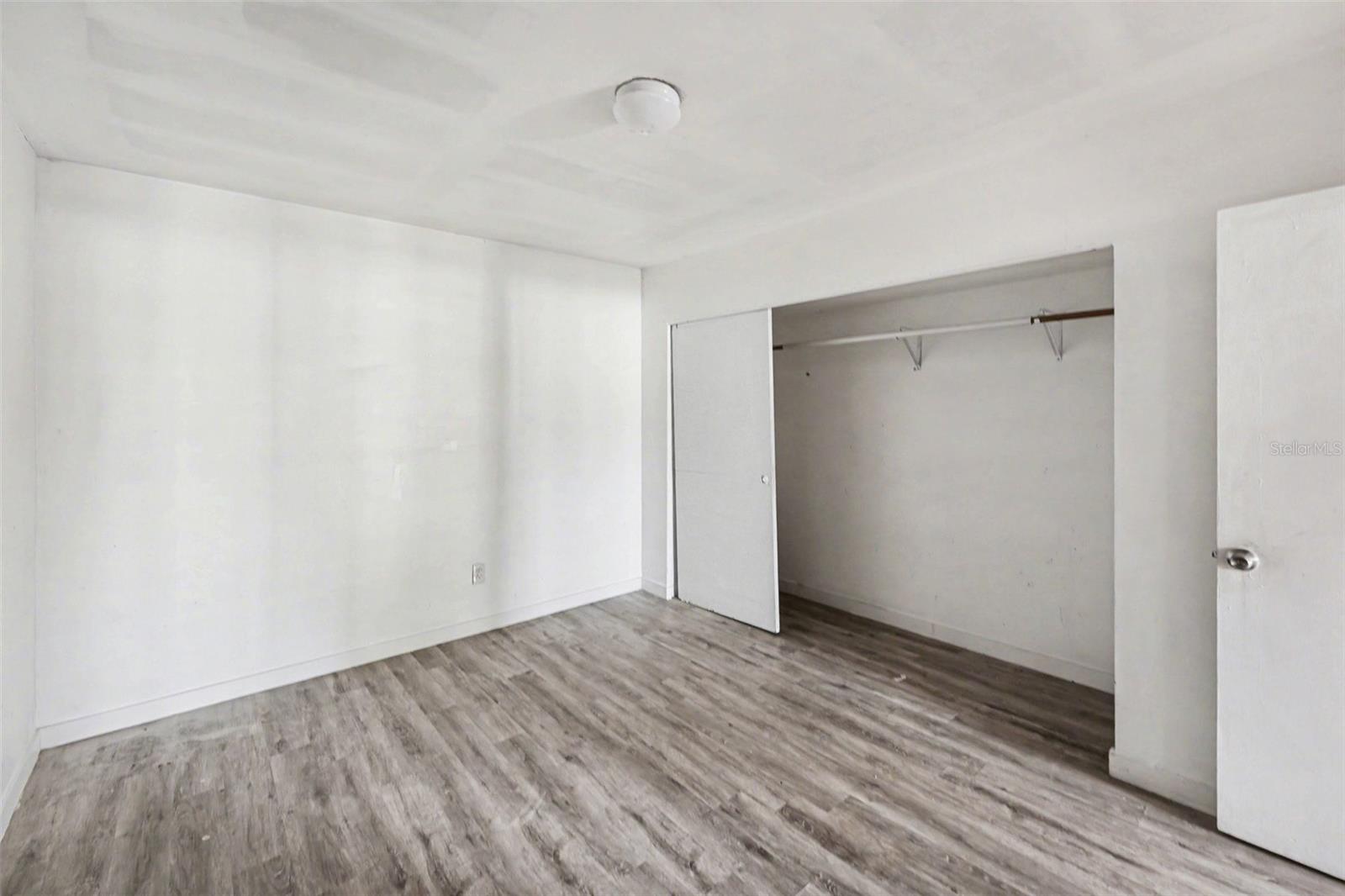 CLEARVIEW OAKS UNIT 6 CONDO BLDG Z 23A, APT 1042 - Residential