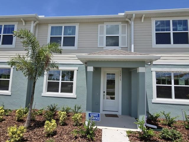 Enjoy this Fabulous brand new Townhouse, located in Meridian Park and with access to the Clubhouse and amenities . Quartz finishes in the kitchen countertop, ample parking for a total of 6 vehicles including the garage, equipped with all appliances, washer and dryer, privacy of the bedrooms on the second floor. Open concept where you can enjoy with family and friends. Let's schedule an appointment!