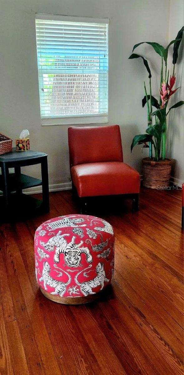 THE WHITE RESUB IN THE EARL COURT - Residential