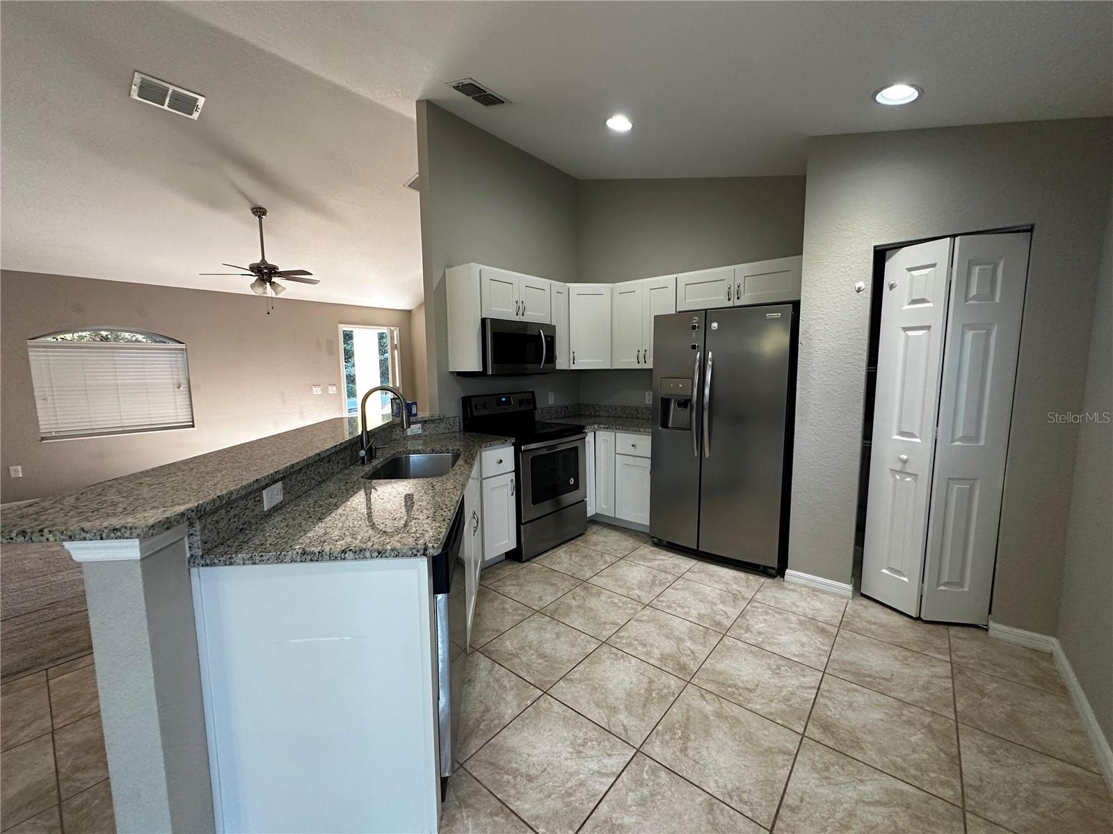 SILVER SPGS SHORES UN 25 - Residential Lease