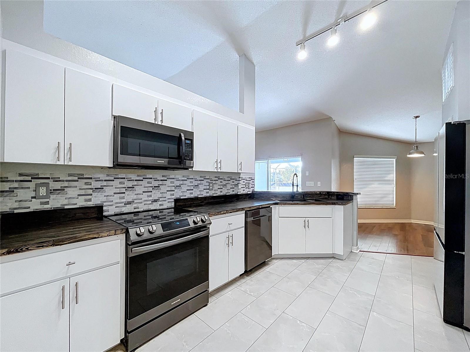 SAVANNA POINTE - Residential